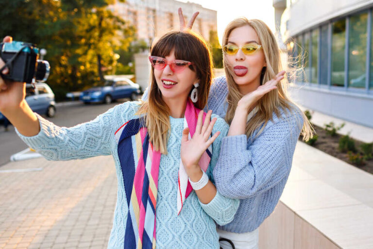 Kult młodego wyglądu. Czy warto naśladować trendy promowane przez celebrytki? 1 Młode_dziewczyny_pozują_do_telefonu